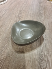 Dĩa tam giác 18x17x5cm màu đen trổ (matte)