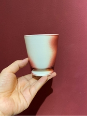 Ly trà trắng vệt hồng