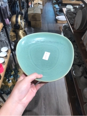 Dĩa tam giác 24x23cm xanh lá đậm trổ (matte)