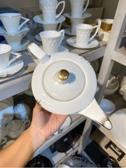 Ấm trà trắng viền vàng