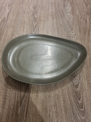 Dĩa dài 31x22cm màu đen trổ (matte)