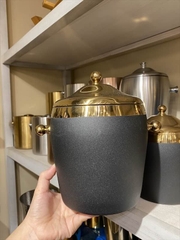 Xô đá núm đen nắp vàng