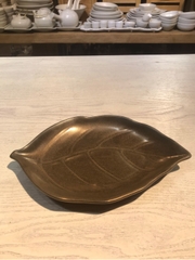 Dĩa chiếc lá 25x2.8cm nâu đồng