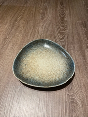 Dĩa tam giác 24x23cm xanh ngọc mattte lòng phun hạt (HĐ)
