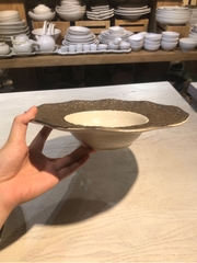 Dĩa bay 26.5cm vành vân đá Vành Nâu đồng lòng trắng