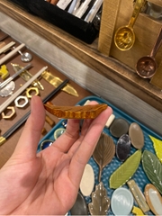 Gác đũa lá gỗ