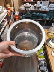 Chậu hoa nạm vàng