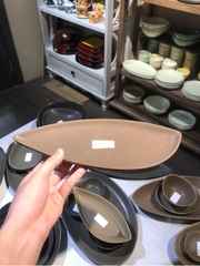 Dĩa dài 30x13cm màu nâu trổ (matte)