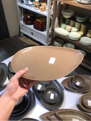 Dĩa dài 31x22cm màu nâu trổ (matte)