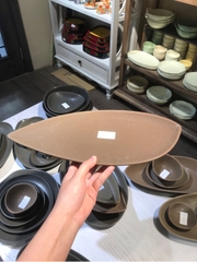 Dĩa dài 39.5x17cm màu nâu trổ (matte)