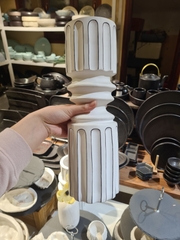 Lọ hoa trắng kẻ đen