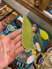 Gác đũa sứ hình lá