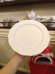 Đĩa nông 9.25inch trắng chấm bi vành