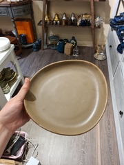 Dĩa 22cm màu nâu trổ (matte)