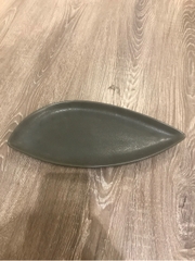 Dĩa dài 30x13cm màu đen trổ (matte)