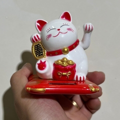 Mèo Thần Tài Vẫy Tay Chiêu Tài Lộc, May Mắn Sử Dụng Pin Năng Lượng Mặt Trời