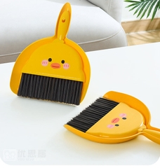 Chổi Kèm Ki Hốt Rác Mini Hình Vịt Vàng