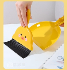 Chổi Kèm Ki Hốt Rác Mini Hình Vịt Vàng