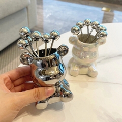 Que xiên hoa quả kèm cốc đựng hình gấu bearbrick