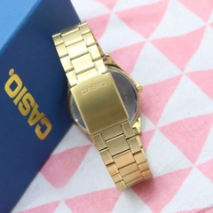 ĐỒNG HỒ NAM CASIO QUARTZ TRẮNG MTP-V006G-9BUDF