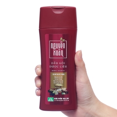 Dầu gội dược liệu Nguyên Xuân phù hợp tóc thường chai 200ml