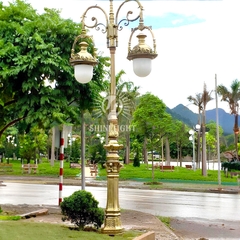 Cột đèn trang trí sân vườn đế sư tử lắp đèn nữ hoàng