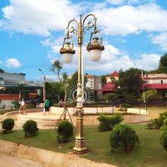 Cột đèn trang trí sân vườn đế sư tử lắp đèn nữ hoàng