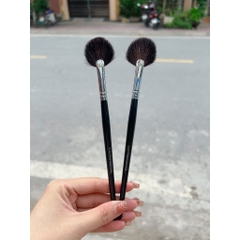 Cọ trang điểm highlight hình quạt cán gỗ dùng cho makeup chuyên nghiệp