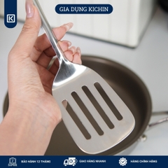 Xẻng inox cao cấp Kai Nhật Bản có lỗ lật đồ ăn