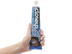 Kem đánh răng Closeup băng tuyết thơm mát dài lâu 230g