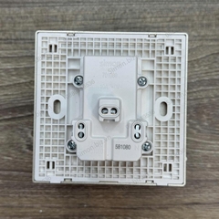 Bộ ổ cắm 3 chấu đa năng và ổ cắm 2 chấu thường chuẩn vuông màu trắng Simon S6 581080V