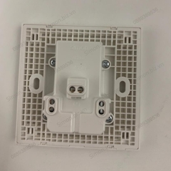 Bộ Ổ cắm 3 chấu đa tiêu chuẩn 10A và ổ cắm 2 chấu dùng cho chấu tròn&dẹt mặt vuông màu trắng Simon E6 721080