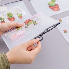 TÚI ĐỰNG BÚT CHẤT LIỆU NHỰA TRONG SUỐT CHỐNG THẤM NƯỚC DÀNH CHO HỌC SINH T-CRAFT ^^