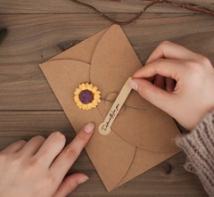 COMBO THIỆP KRAFT HOA KÈM BAO THƯ NÚT GÀI TRÁI TIM T.CRAFT HOUSE