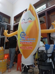 Rối Hơi vẫy tay quảng cáo cửa hàng Nông Sản