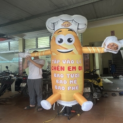 Rối Hơi vẫy tay quảng cáo nhà hàng Bánh Mì, Bánh Kem