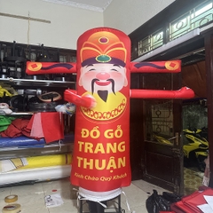 Rối Hơi Thần Tài vẫy tay quảng cáo cửa hàng đồ gỗ