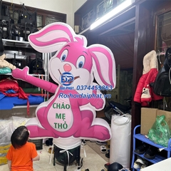 Rối Hơi Thỏ vẫy tay quảng cáo cửa hàng mẹ bé