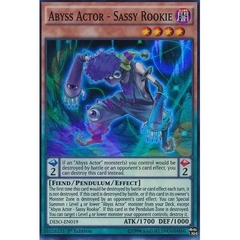 [ Bài Yugioh Chính Hãng ] Abyss Actor - Sassy Rookie - DESO-EN019 - Super Rare 1st Edition