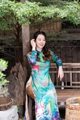 Doanh nhân Nguyễn Hồng Điệp Hồng Anh đón Năm mới cùng áo dài Luxury Silk