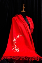 Khăn choàng thêu hoa đào