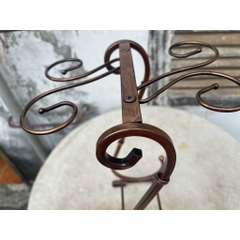 Giá Treo Ly Và Để Chai Rượu Vang LynhDecor Màu Đồng Loại 4 Ly NT053. Phong cách giản dị, cổ điên sang trọng tinh tế.