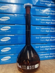 Bình định mức nâu 500ml, Class A, nút nhựa, Hãng OMSONS GERMANY