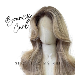 Tóc Giả Mỹ Nhi Bouncy Curl Xoăn Bung Layer Mái Bay Màu Tóc Chân Nâu Khói Sữa X-3D-0203 Da Đầu 3D Kết Hợp ( phân khúc DÁN KEO)