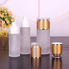 Chai thủy tinh kem dưỡng da có vòi bơm.