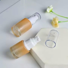 Chai thủy tinh kem dưỡng da có vòi bơm.