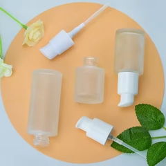 Chai thủy tinh kem dưỡng da có vòi bơm.
