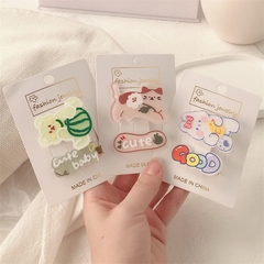 1 cặp kẹp tóc mái hình mèo cầm hoa