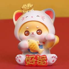 Mèo may mắn để bàn đội mũ lân