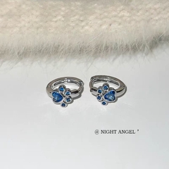 Khuyên tai hình chân mèo đính đá màu